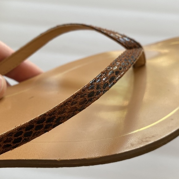 Banana Republic outlet thin strapped sandals flip-flops - Picture 3 of 3